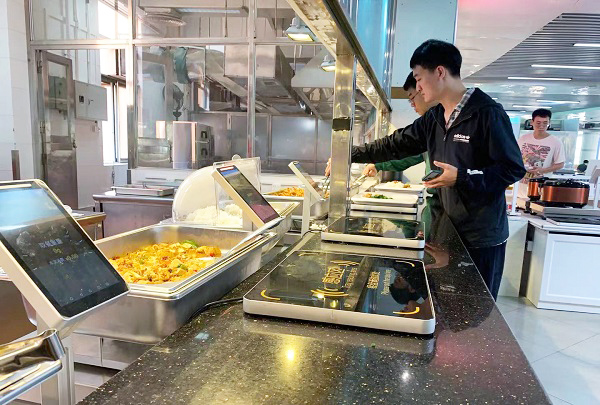 稱重自助餐走進(jìn)學(xué)校 讓人抵抗不了的自助餐模式！